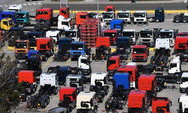 Denn die Produktion von leichten und mittelgroßen Lastwagen in Steyr könnte nach Deutschland und Polen verlagert werden.