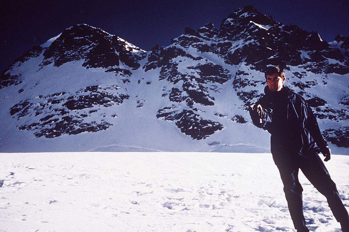Im folgenden Bond-Film hatte ein Österreicher einen wichtigen, wenn auch nicht sichtbaren Part: Sportstar Toni Sailer sprang als Double von 007-Darsteller George Lazenby bei den in der Schweiz gedrehten Ski-Szenen in "Im Geheimdienst ihrer Majestät" (1969) ein.Im Bild: George Lazenby in "Im Geheimdienst ihrer Majestät"