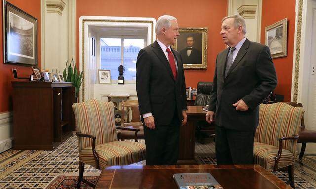 Der designierte US-Justizminister, Jeff Sessions (l.), traf vorige Woche den führenden Senatsdemokraten, Dick Durbin.