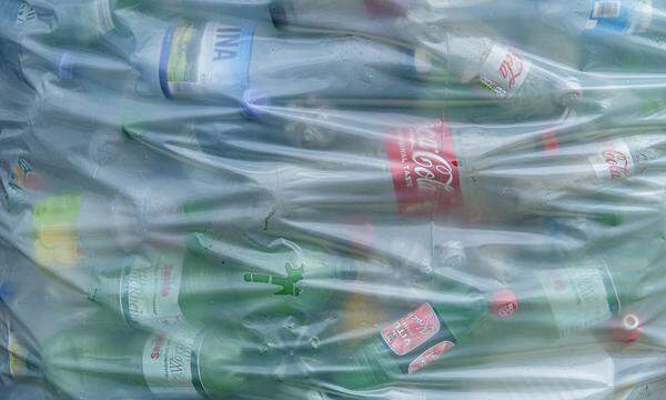 Kunststoff Getränkeflaschen: Nur die Spitze eines Eisberg an Plastik-Müll. Die Vereinten Nationen wollen die Flut an Kunststoffen stoppen.