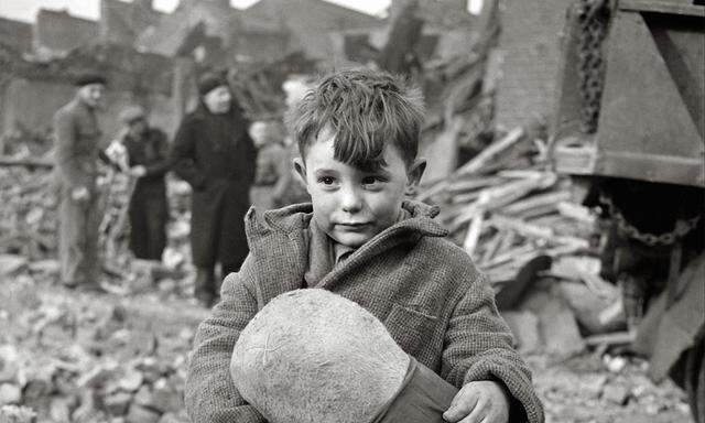 Kinder sind Hauptbetroffene. Ein Bub im zerbombten London während des Zweiten Weltkriegs.