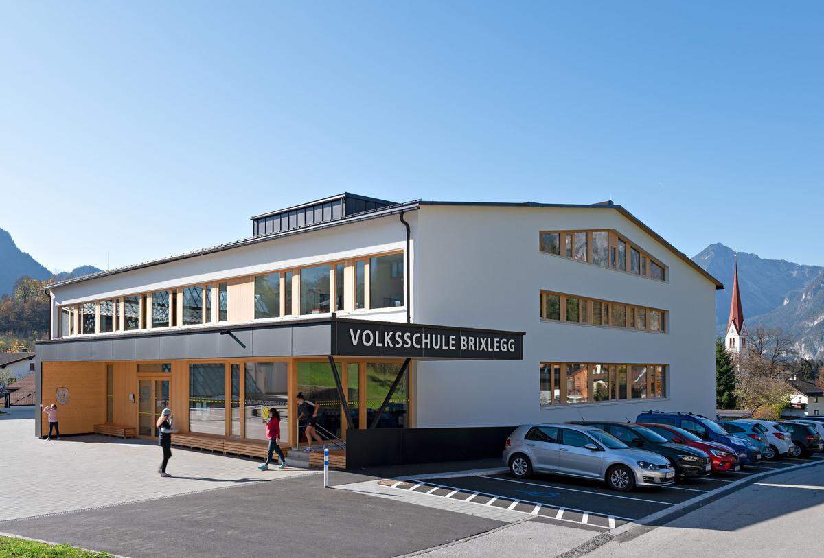 Moderne Lern- und Arbeitsatmosphäre für die von 2019 bis 2020 sanierte Volksschule Brixlegg.