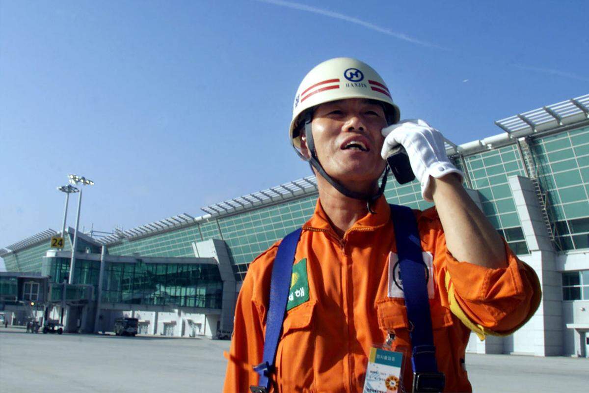 ... der große Flughafen im japanischen Osaka ...