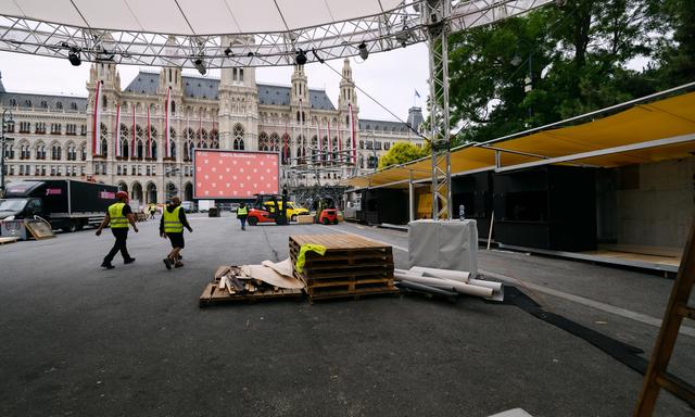Aufbauarbeiten am Rathausplatz: Für die EM kommt noch eine eigene Leinwand. 