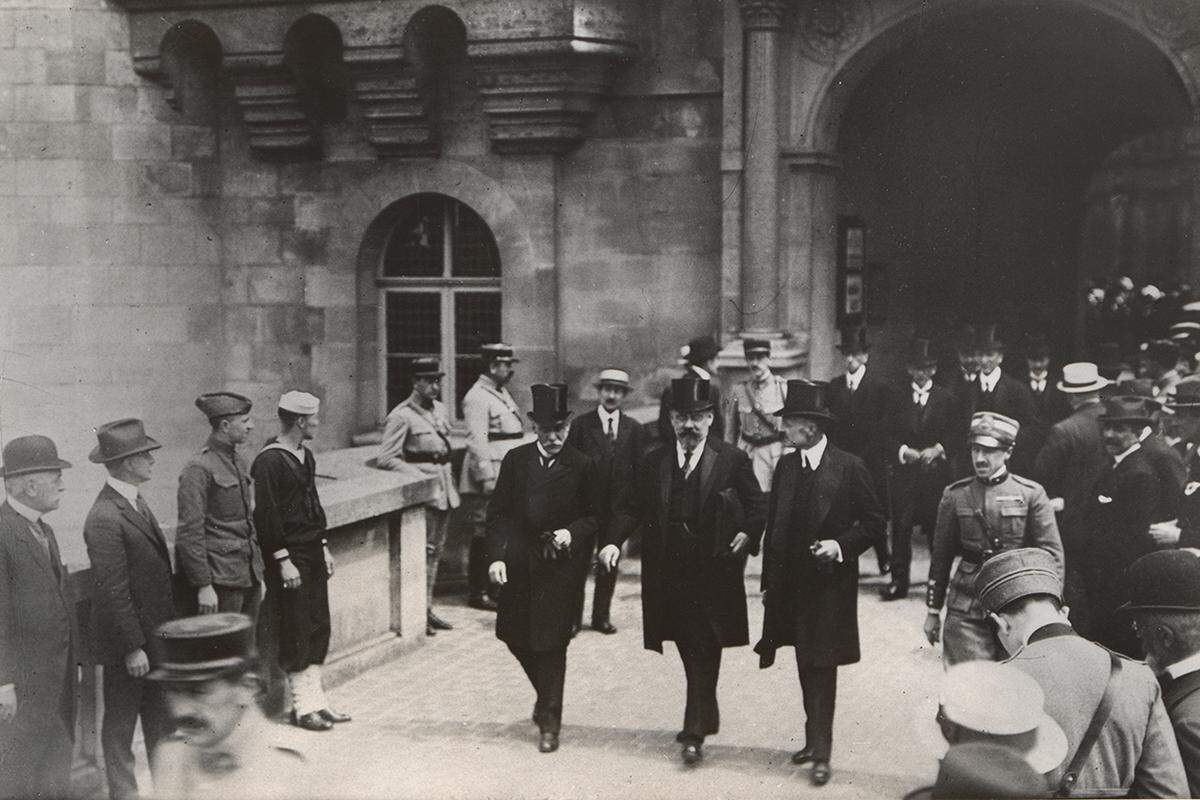 Neben den Kopfbedeckungen gibt es begleitend einige Fotografien zu sehen. Hier sieht man Karl Renner bei den Friedensverhandlungen von St Germain, 1919. Ein Bild, auf dem kein unbedeckter Kopf zu sehen ist. In der Ausstellung erfährt man auch einiges über die politische Bedeutung des Zylinders.  