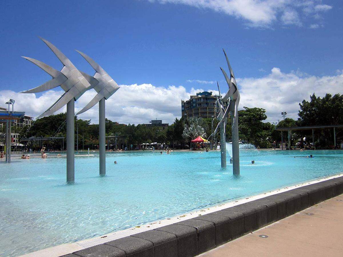 Cairns, Bundessstaat Queensland im Nordosten Australiens, etwa 100.000 Einwohner, gilt als die „Tauchhauptstadt“ des Kontinents. Das ist die Lagune im Zentrum, an der berühmten Esplanade …