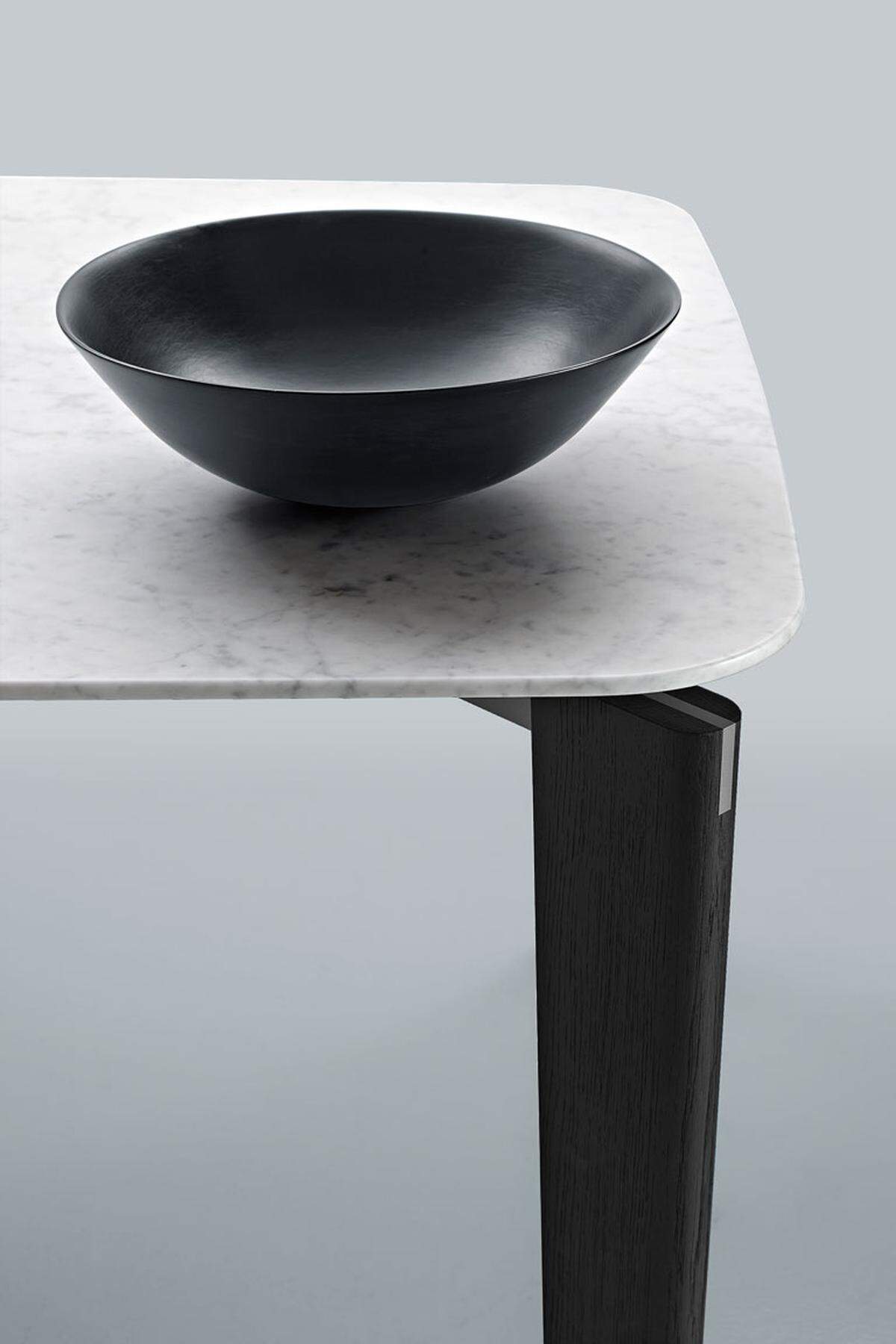 Tisch „Oskar“ von B&amp;B Italia mit Platte aus weißem Statuarietto- Marmor, Design: Vincent van Duysen.