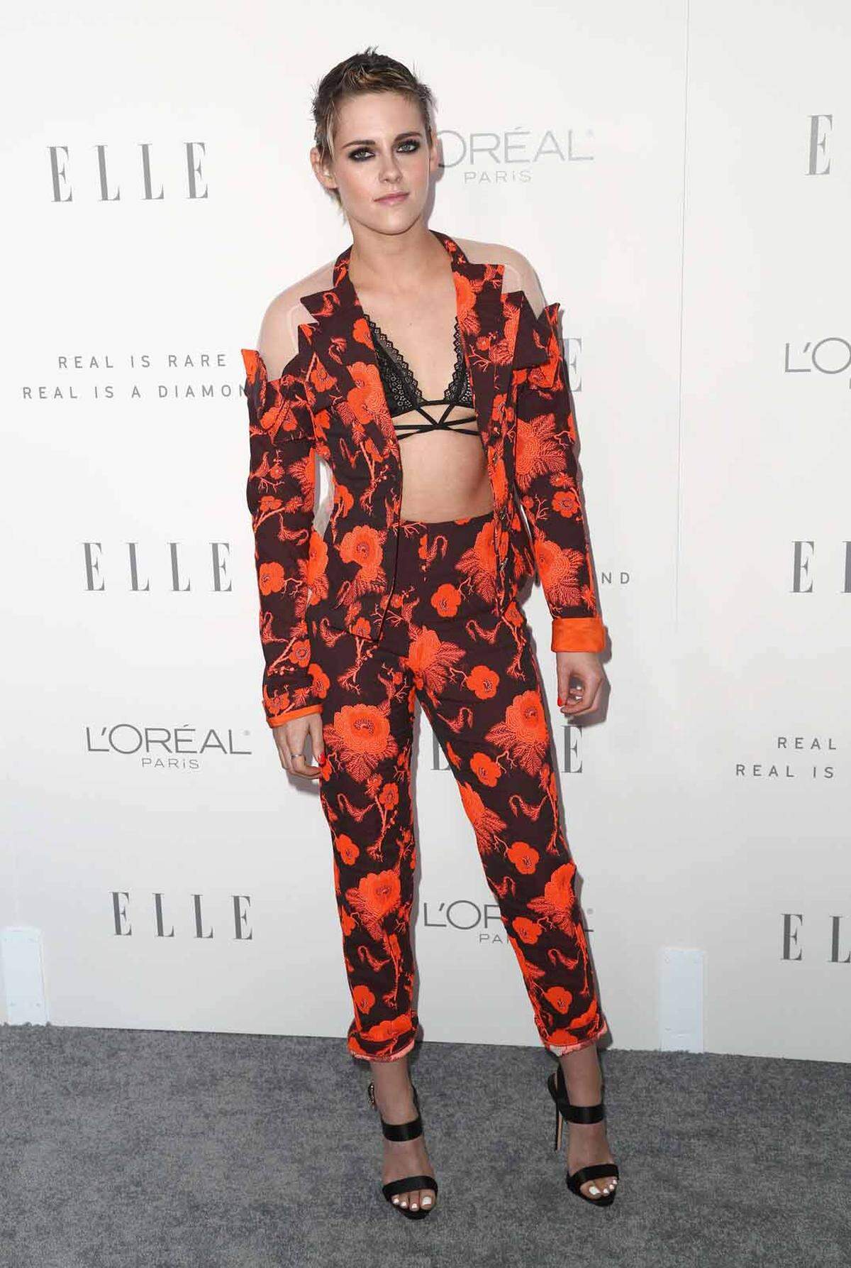 Chanel-Muse Kristen Stewart hat ihren ganz eigenen Geschmack. Bei der jährlichen "Women in Hollywood"-Gala des Magazins "Elle" trug sie einen Hosenanzug mit roten Blumen. Auf ein Oberteil verzichtete sie, stattdessen trug sie einen Spitzen-BH.