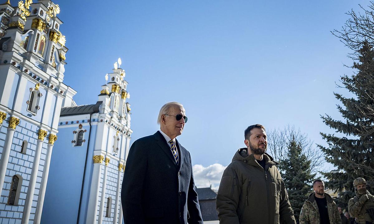 Joe Biden und Wolodymyr Selenskij am Montag in Kiew vor dem Michaelskloster.