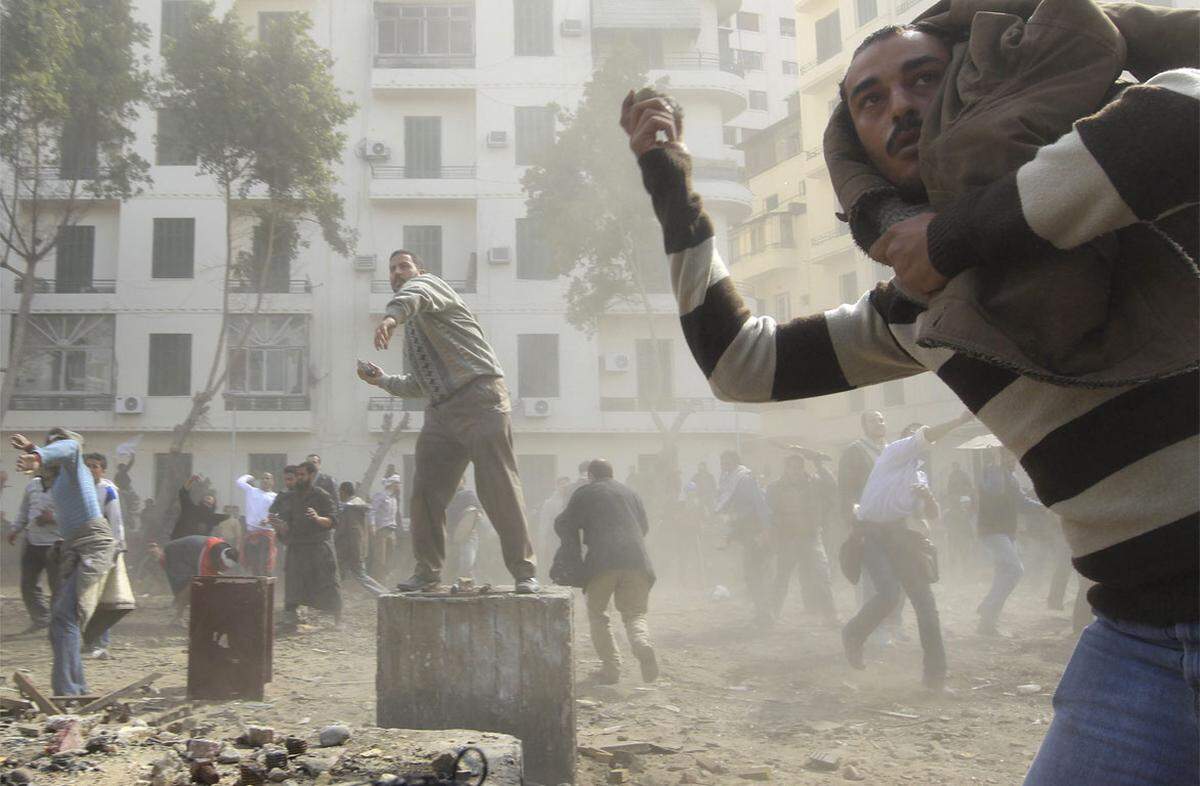 Die Gewalt in Kairo dauert an. Die verfeindeten Blöcke bewerfen sich mit Steinen, es gibt viele Verletzte, ein Ausländer wird getötet. Schlägertruppen machen Jagd auf ausländische Journalisten.