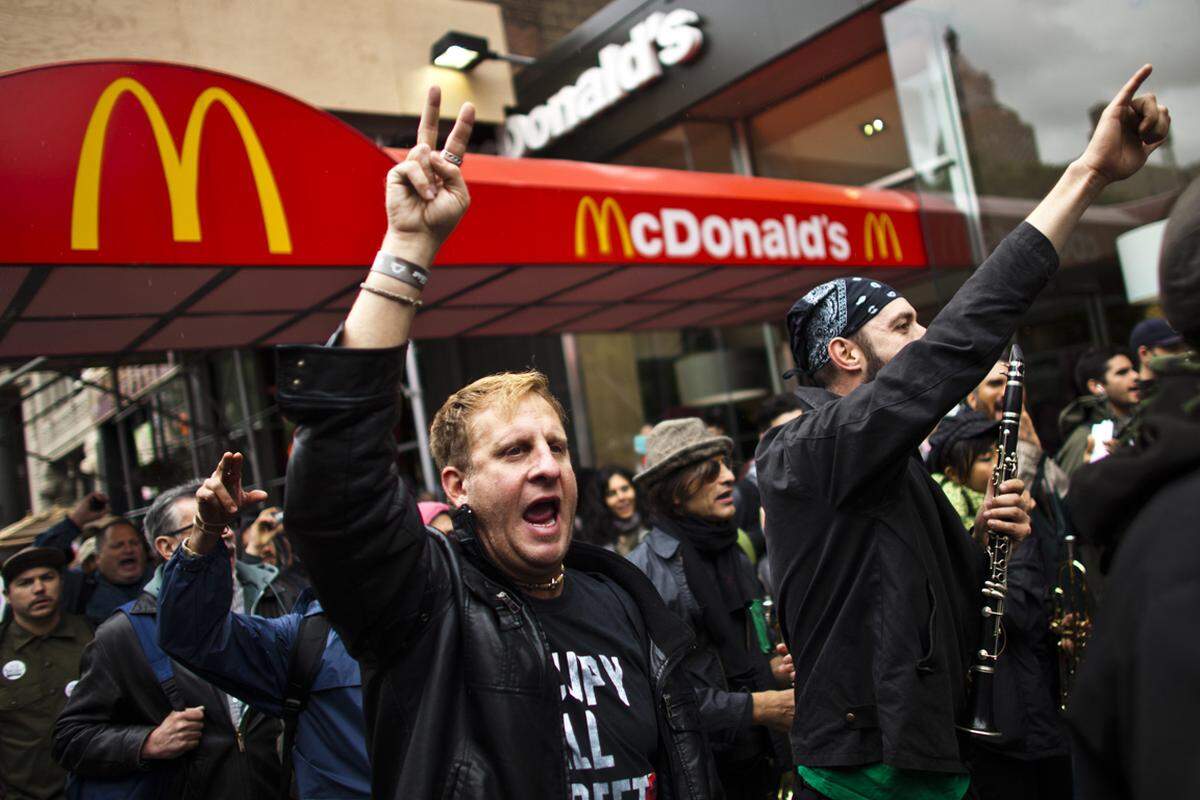 Ein Bild der Gegensätze: Demonstranten gegen einen Saatgutkonzern vor einem Fast-Fodd-Restaurant in New York.