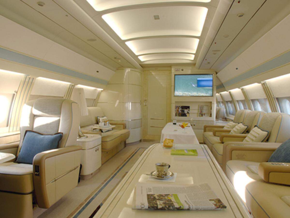 So luxuriös kann ein Flugzeug sein. Das ist aber nicht etwa der gesamte Innenraum einer mittelgroßen Privatmaschine. Es ist nur die "VIP-Kabine"....
