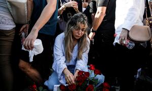 Trauer und Verzweiflung beim Begräbnis zweier Jugendlicher, die an dem Musikfestival in Südisrael teilgenommen hatten und von Hamas-Terroristen ermordet wurden. 