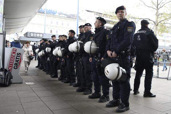 Etwa 500 Demonstranten protestierten zeitgleich gegen die FPÖ. Rund 300 Polizisten trennten die Kundgebungen voneinander.