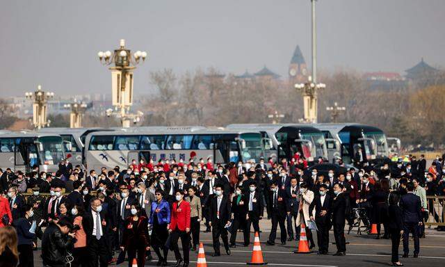 Delegierte in Peking vor der ersten Versammlung des Volkskongresses am Samstag.