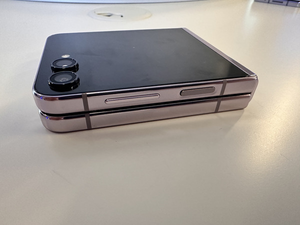 Da passt kaum mehr etwas dazwischen. Das sieht nicht nur besser aus, sondern ist auch der Langlebigkeit des Geräts zuträglich. 