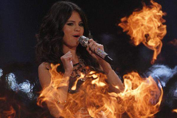 Am Sonntag fanden im nordirischen Belfast die diesjährigen MTV Europe Music Awards statt. Moderiert wurden sie von der 19-jährigen Selena Gomez, der besseren Hälfte Justin Biebers. Die Sängerin blieb sowohl bei ihrer Moderation als auch bei ihrem Auftritt blass. Ganz im Gegenteil zu ...