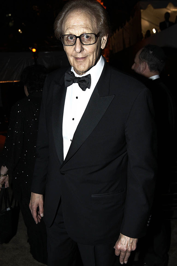 Auch der Mann, der ihn engagierte, wurde Opfer seines Spotts. Über Philip Berk, den Chef der Hollywood Foreign Press Association, sagte er: "Ich musste ihm gerade vom Klo helfen und seine Zähne reinstopfen." Ob er Gervais wieder engagieren wird, wurde Berk nach der Gala gefragt. Seine Antwort: "Kein Kommentar." Nun ist fix: Gervais moderiert die Verleihung auch 2012.