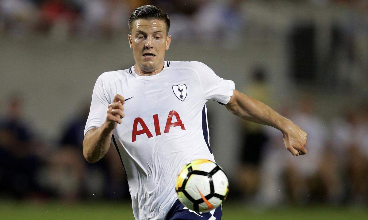 Der 24-Jährige geht in seine dritte Saison bei Tottenham Hotspur, pflegt dabei ein tristes Reservistendasein. An den belgischen Teamverteidigern Verthongen und Alderweireld gibt es kein Vorbeikommen, die Sehnsucht nach Spielpraxis ist groß. Beim Zweiten der abgelaufenen Premier-League-Saison dürfte Wimmer diese nicht bekommen, Ligakonkurrent Southampton zeigt Interesse.