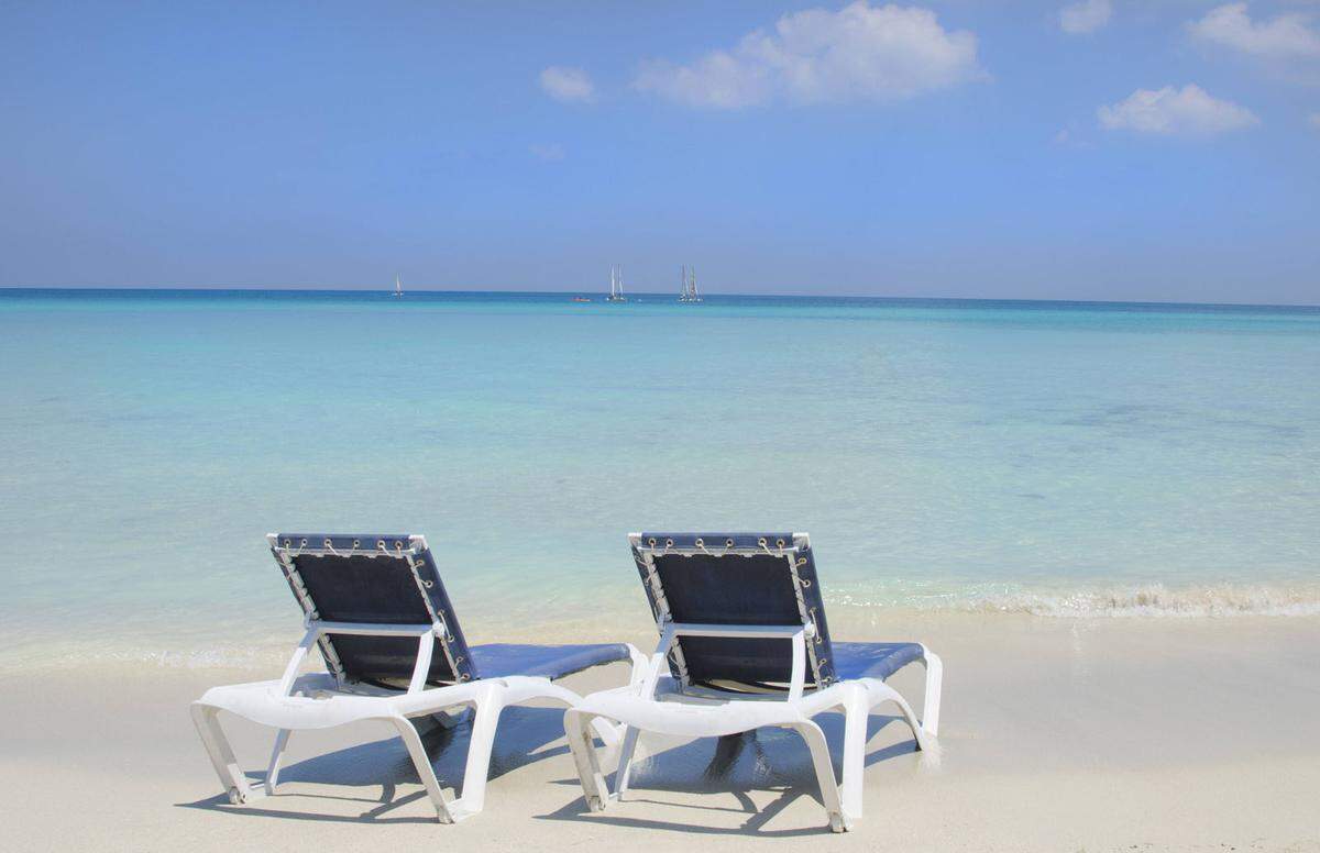 Träumen erlaubt: Der Varadero Beach liegt auf Kuba. Der kilometerlange Sandstrand lädt zum Spazieren ein, die warmen Temperaturen der Karibik zum Baden. Kein Wunder, dass die kubanische Stadt Varadero in den letzten Jahren ein wahrer Touristenmagnet geworden ist.