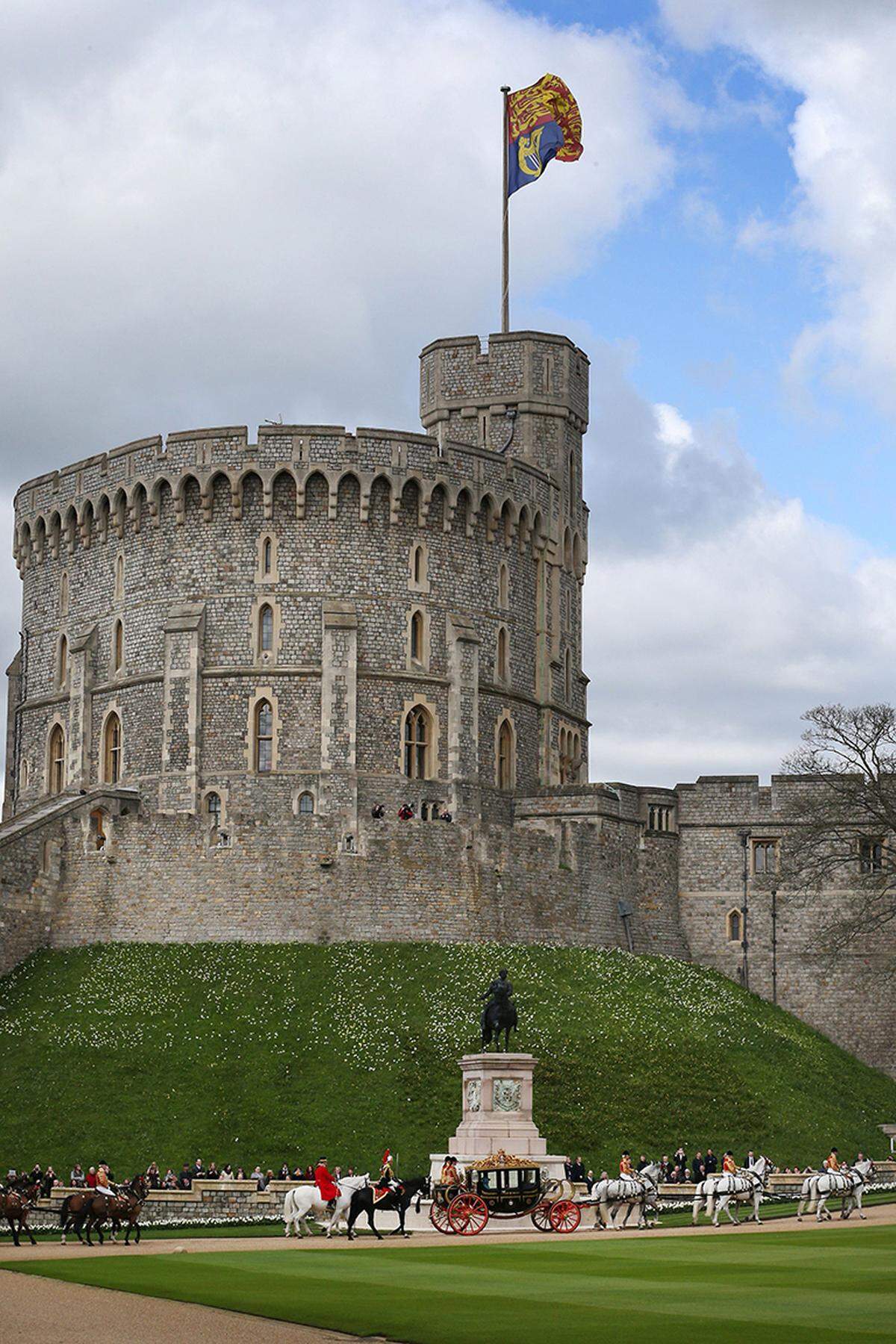 Die Hochzeit findet auf Schloss Windsor in der englischen Grafschaft Berkshire statt. Das königliche Anwesen, auf dem Königin Elizabeth häufig ihre Wochenenden verbringt, habe dem Paar häufig als Rückzugsort gedient. Die Hochzeitsparty könnte im Frogmore House stattfinden, einem Haus auf dem Anwesen.