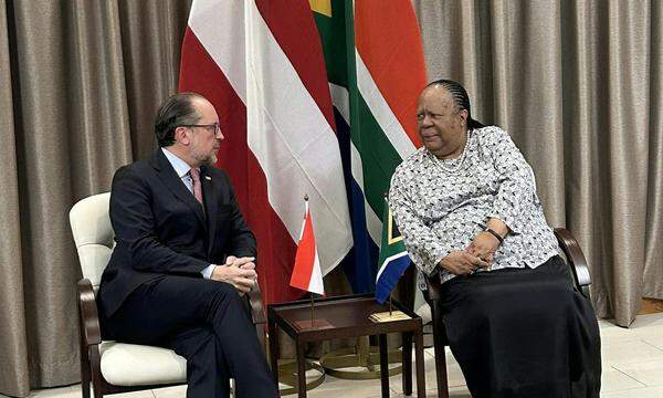 Alexander Schallenberg  im Gespräch mit Grace Pandor, der südafrikanischen Außenministerin, in Pretoria.