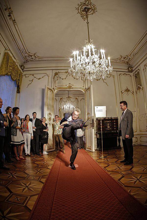 PETER LECHNER: Kick it like Heinz Fischer, Hofburg, Wien, 16.7.2014 Heinz Fischer trägt mit einer „Bewegungsspende“ zur ersten universellen Datenbank der beliebtesten Bewegungen und Tanzschritte des ImPulsTanz-Festivals 2014 bei.