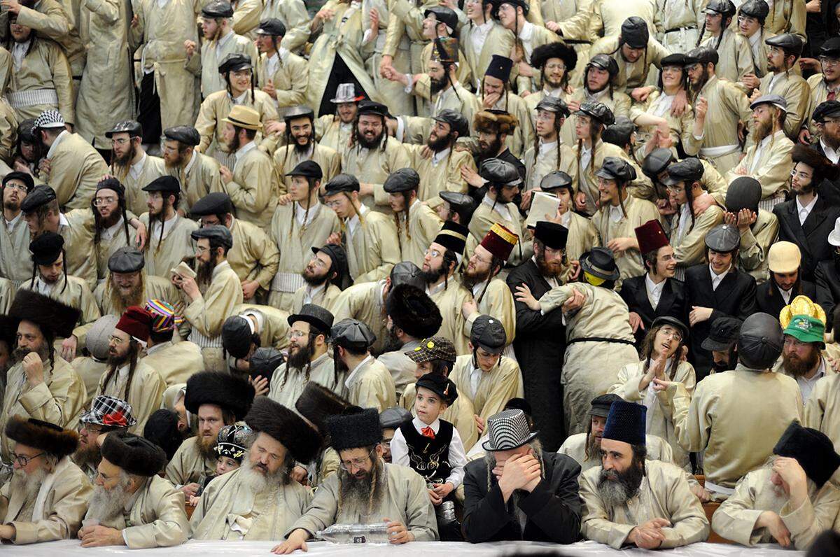 Gili Yaari: "Purim Holiday in Jerusalem 1".Orthodoxe Juden, die der Toldos Aharon Bewegung angehören, feiern das jüdische Purimfest in Jerusalem.  Das Bild wurde am 17. März 2014 aufgenommen. Beim Purimfest wird der Errettung jüdischen Volkes aus drohender Gefahr in der persischen Diaspora erinnert.