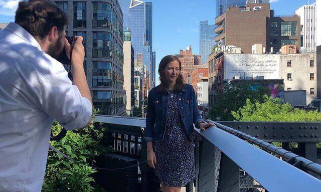 Vom Zeltfest direkt nach New York City: Claudia Plakolm posiert für Social-Media-Fotos auf der High Line. 