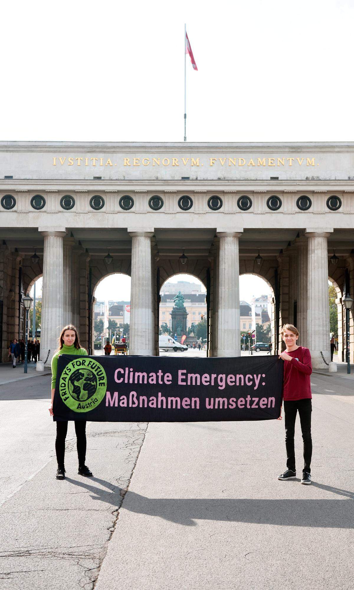 Lena Krippl (22) studiert Umwelt- und Bioressourcenmanagement, Daniel Breyer (23) Anthropologie. Was tun sie fürs Klima? Wir sind beide im März auf Fridays for Future gestoßen, bei den Demonstrationen mitgegangen und mittlerweile sind wir seit einigen Monaten im Organisationsteam. Unsere Mission ist es, alles umzusetzen, wofür Fridays for Future steht, damit wir und auch unsere Kinder weiterhin auf diesem Planeten leben können. Unser Ziel ist die Einhaltung des 1,5-Grad-Ziels des Pariser Klimaabkommens und globale Klimagerechtigkeit. Wir essen zum Beispiel so wenig Fleisch wie möglich und haben beide für uns beschlossen, auf Flüge zu verzichten. Sehr weite Destinationen hatten wir eigentlich nie im Auge und so viele schöne Orte sind gut mit dem Zug zu erreichen. Da ändern sich vielleicht die Reiseziele, aber es fühlt sich nicht wie ein großer Verzicht an. Auf den ökologischen Fußabdruck hat das wegen der Treibhausgase große Auswirkungen. Unsere Organisation fordert auch den Stopp fossiler Großprojekte wie die geplante dritte Flugpiste am Flughafen Wien-Schwechat. Auto fahren wir trotz Führerschein ebenfalls nicht, in Wien wäre das sowieso überflüssig. Und wenn es möglich ist, gehen wir zu Fuß.