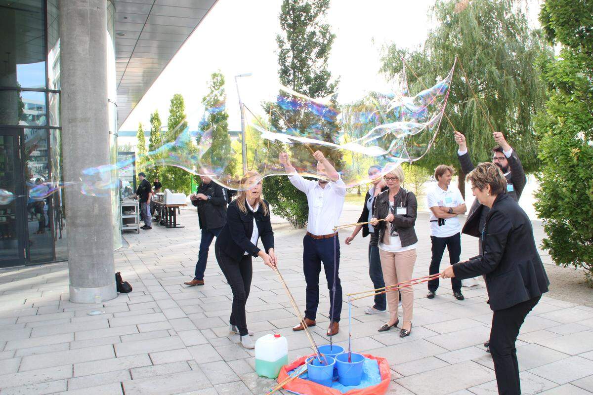 Wie immer beim Jahresforum gab es auch ein unterhaltsames Rahmenprogramm: Christine Kratzer zeigte, wie lustig und beruhigend es sein kann, Riesenseifenblasen fliegen zu lassen.