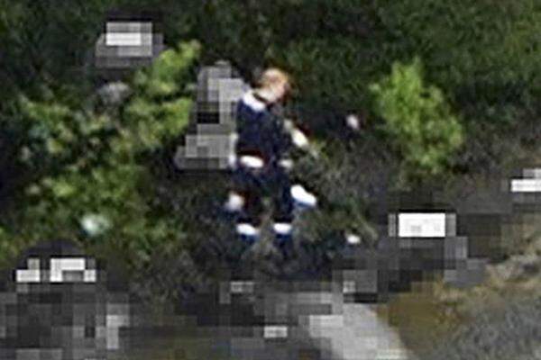 Diese Aufnahme zeigt den Amokläufer noch vor der Festnahme am Seeufer. Breivik lässt sich später widerstandslos verhaftet.