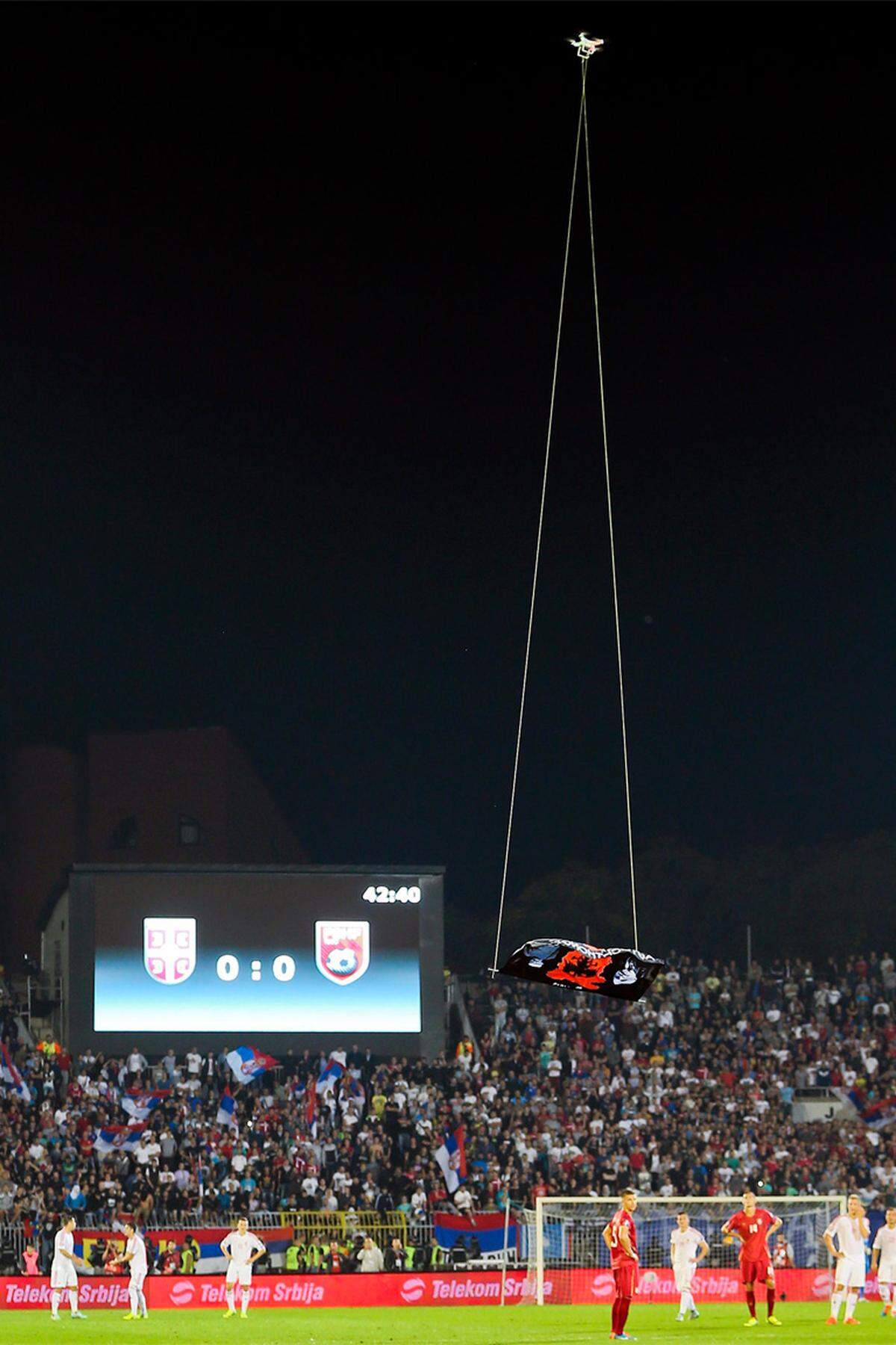 EM-Qualifikationsspiel Serbien-Albanien am Dienstagabend. In der 42. Minute taucht über dem Stadion eine Drohne auf.