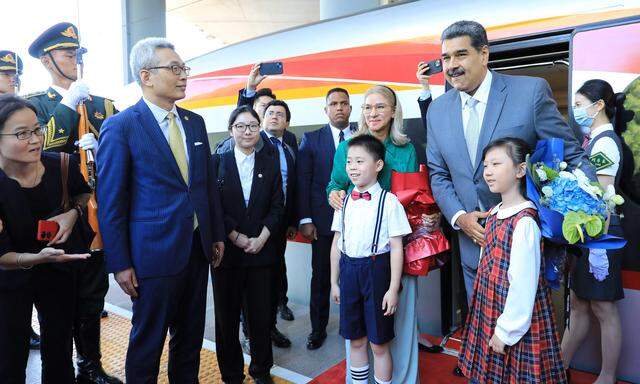 Venezuelas Präsident Nicolás Maduro and seien Frau Cilia Flores nach der Landung in Peking. 