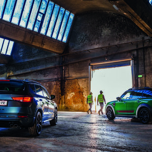 An die Arbeit: Cupra Ateca, 300 PS, links; Mini JCW Countryman, 306 PS, rechts. Allrad haben beide.