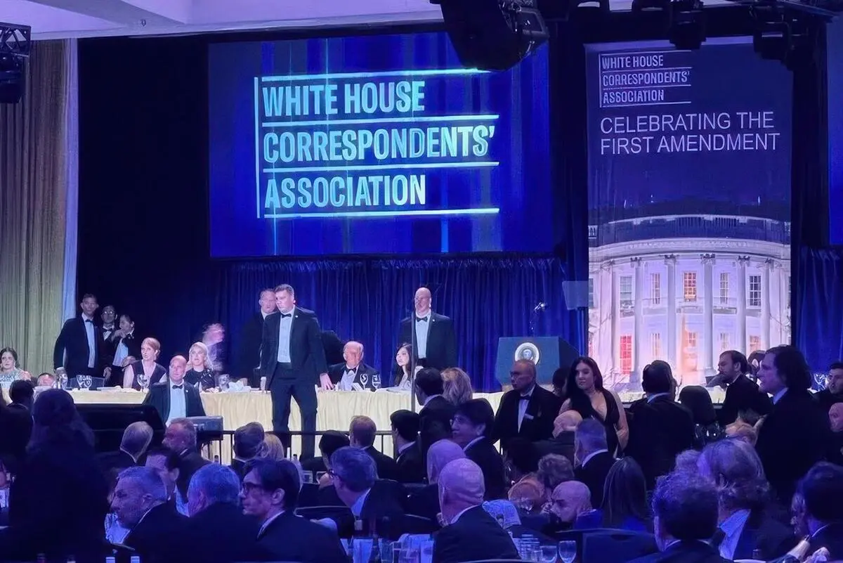 Secret Service-Mitarbeiter schirmten US-Präsidenten Donald Trump ab, nachdem beim Galadinner der Korrespondenten des Weißen Hauses Schüsse gefallen waren.