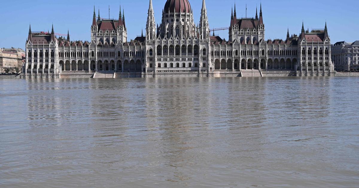 Danube River in Budapest reaches highest level in ten years