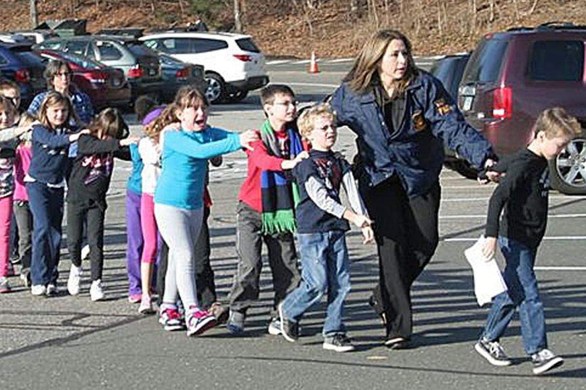 Mehrere Opfer wurden in das Danbury-Krankenhaus, das rund 18 Kilometer westlich der Schule liegt, eingeliefert, so ein Kliniksprecher zu NBC Connecticut.