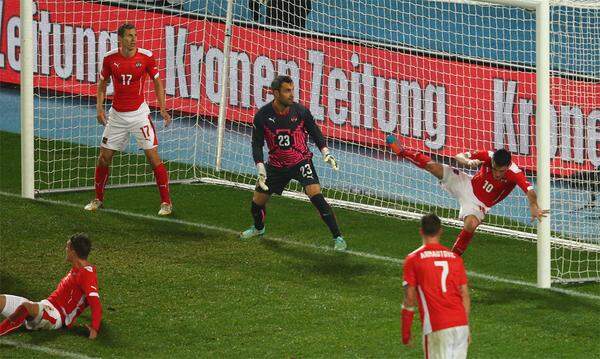 In der 64. Minute ging Brasilien durch einen Kopfball von David Luiz in Führung. Dem Tor ging aber ein klares Foul von Luiz an Ilsanker voraus.