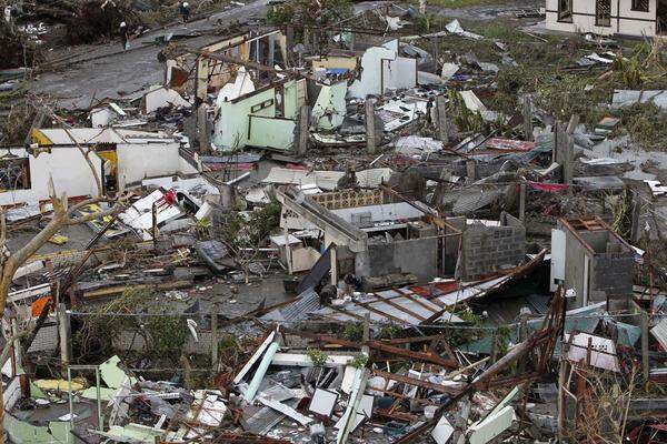 In Tacloban lägen die Leichen auf den Straßen, sagte John Andrews, Vizedirektor der Zivilluftfahrtbehörde, im Fernsehen.