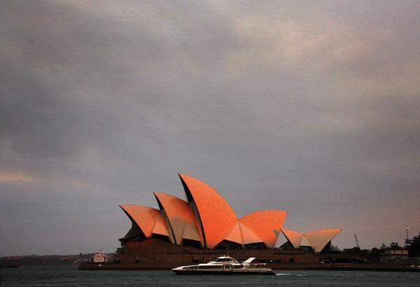 Sydney, Australien. An der zum UNESCO-Weltkulturerbe gehörenden Oper von Sydney wurde über 14 Jahre gebaut. Nachdem sich die geplanten Baukosten von 3,5 auf 50 Millionen Pfund (100 Millionen Australische Dollar) erhöhten, wurde der dänische Architekt Jorn Utzon sogar entlassen. Zur Eröffnung am 20. Oktober 1973 wurde Ludwig van Beethovens 9. Sinfonie mit der "Ode An die Freude" aufgeführt. Das Gebäude ist 184 Meter lang, 118 Meter breit und bedeckt eine Fläche von etwa 1,8 Hektar. Das Operndach ist mit 1.100.000 glasierten, weißen Keramikfliesen verkleidet, die aus Schweden importiert wurden.