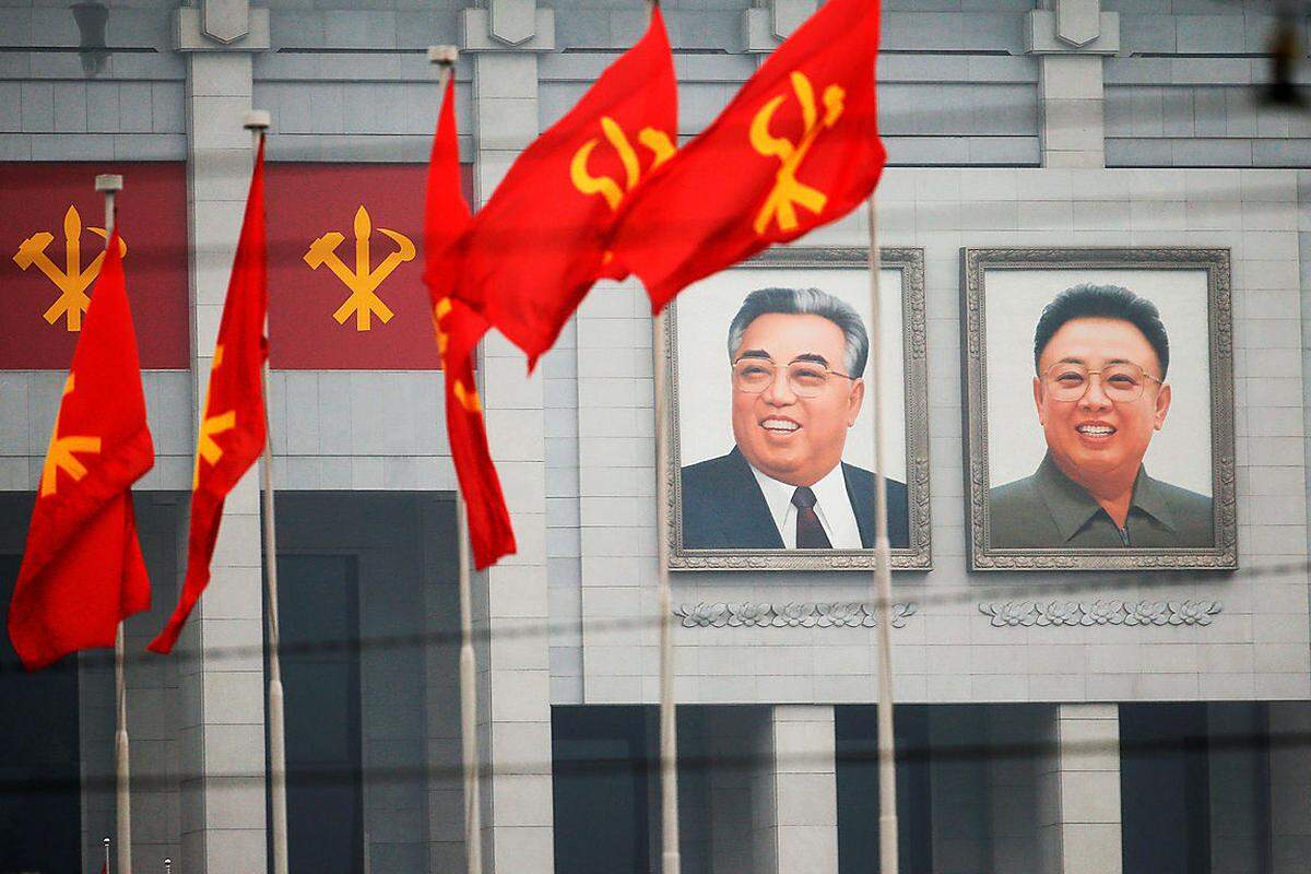 Dauer und Programm der Versammlung wurden nicht bekannt gegeben. Sie findet im "Haus der Kultur des 25. April" statt, über deren Eingang riesige Porträts von Kims Vorgängern - seines Vaters Kim Jong-il und seines Großvaters, des Staatsgründers und Ewigen Präsidenten Kim Il-sung - prangen.