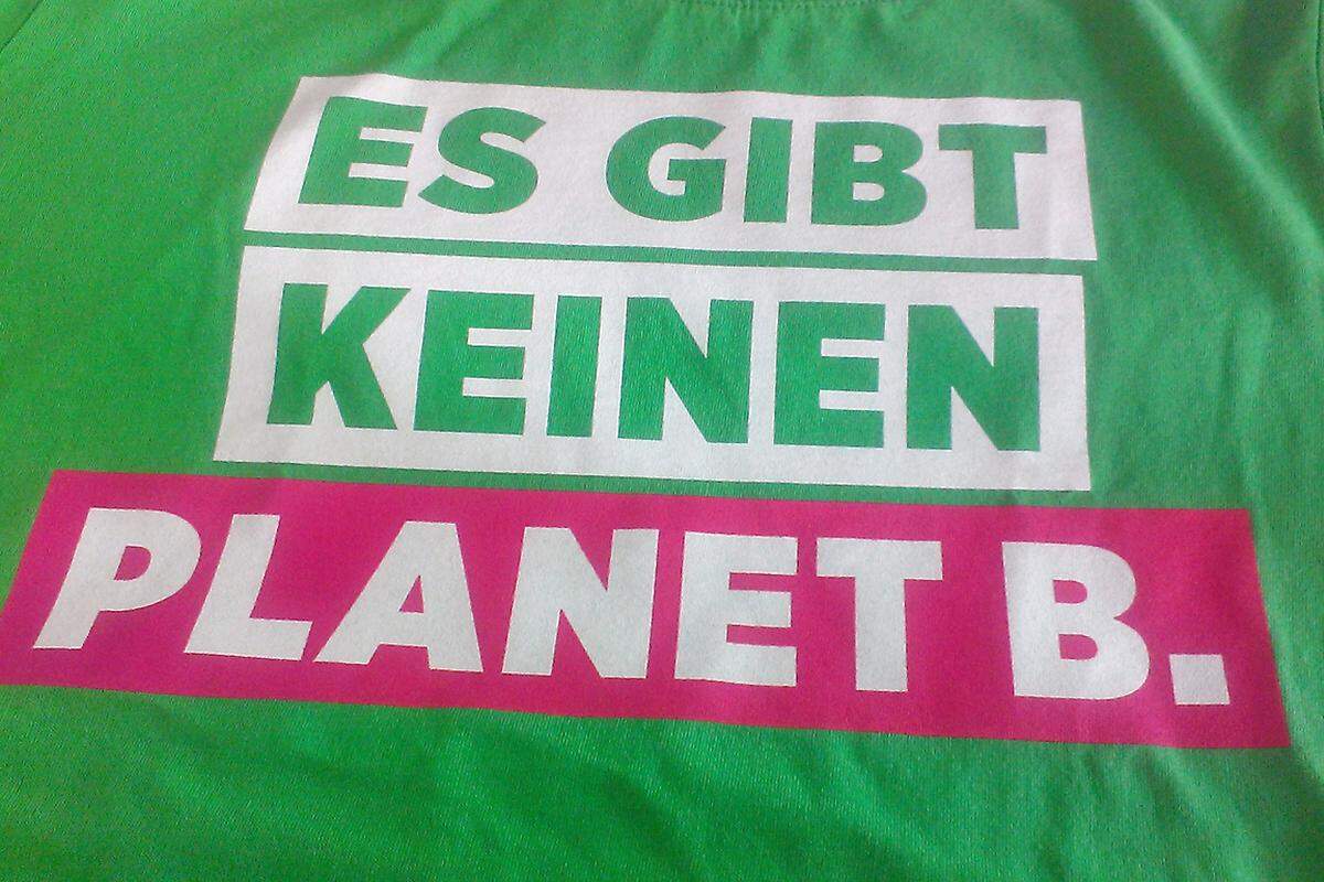 Die Grünen setzen auf die Themen Solidarität, Bankrenrettung und Biolandwirtschaft. Passend dazu gibt es nicht nur Plakate und Einkaufssackerl, sondern auch T-Shirts mit mahnender Botschaft: „Es gibt keinen Planet B." Das Problem dabei: Es gibt in dem Satz auch keinen Akkusativ, der eigentlich erforderlich wäre.