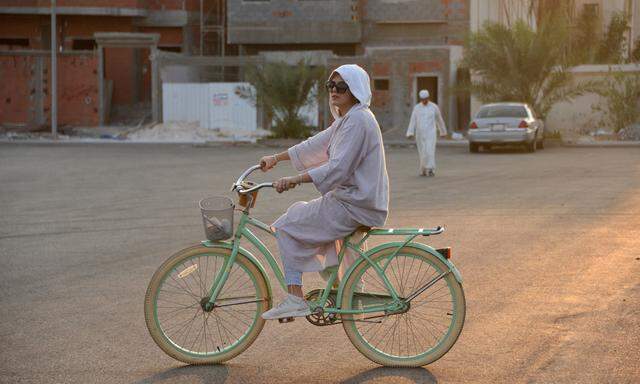 Radfahren für Frauen? Vor einigen Jahren in Saudiarabien noch unerhört! Im Bild Amirah al-Turkistani, Grafikdesign-Professorin in Dschidda am Roten Meer.