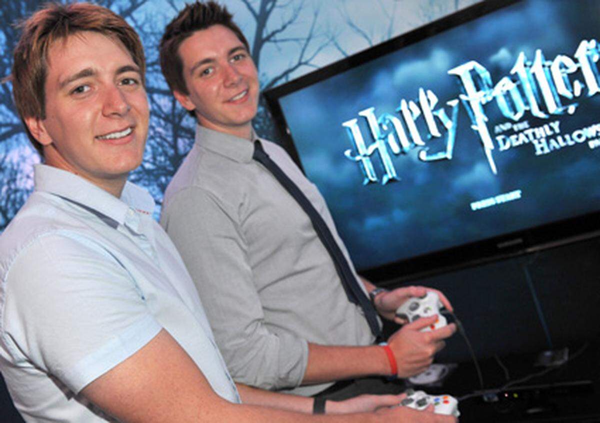 Wieder ein bisschen Prominenz gesichtet. Die Weasley-Zwillinge aus den Harry-Potter-Filmen, gespielt von Oliver und James Phelps, rührten die Werbetrommel für das kommende Harry-Potter-Game, das zeitgleich mit dem neuen Film "The Deathly Hallows Part 1" erscheinen soll.