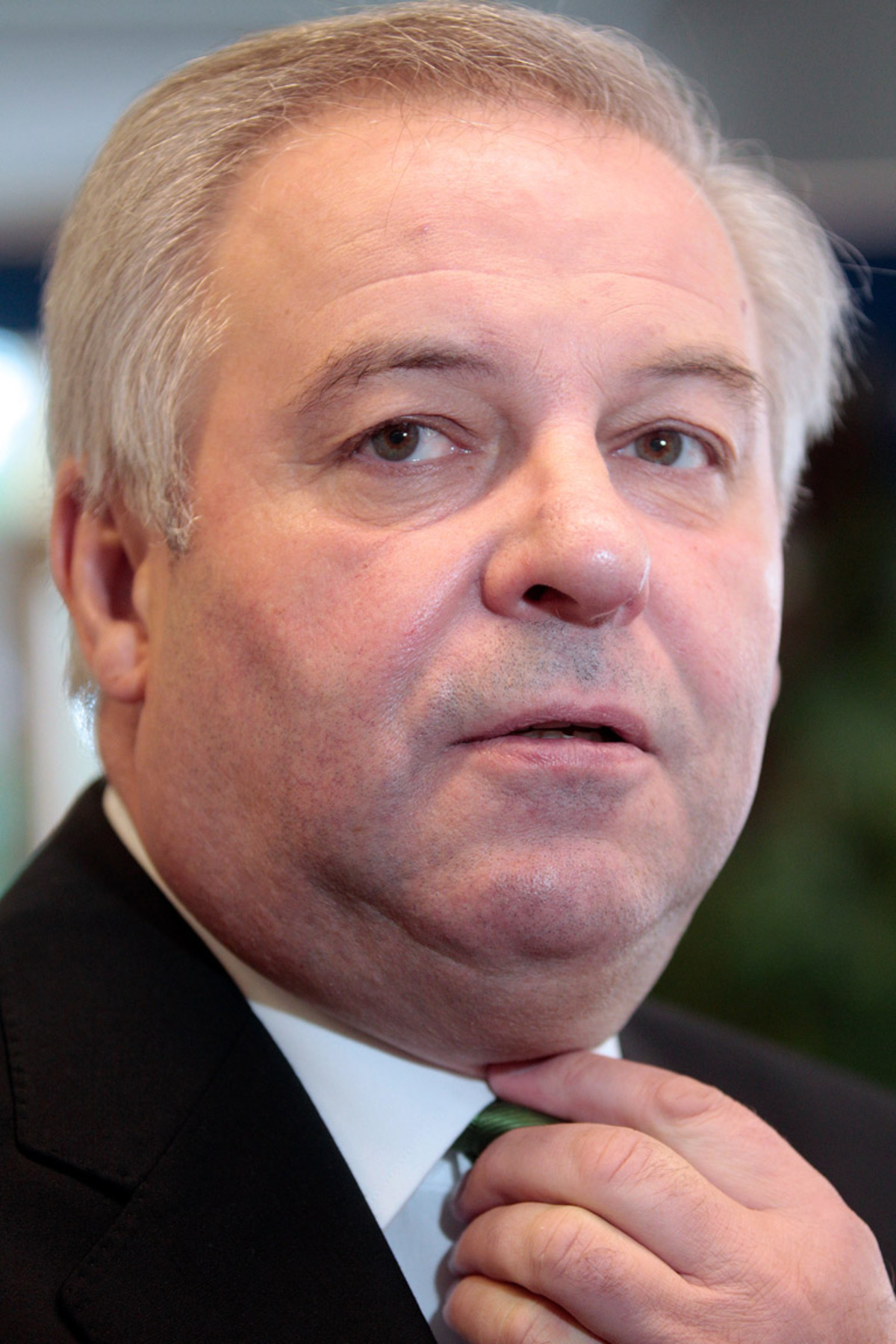 "Ich habe auf ihn gesetzt und ihn nach Kräften unterstützt. Seine persönliche Entscheidung ist aber zu respektieren."Der steirische Landeshauptmann-Stellvertreter Hermann Schützenhöfer (ÖVP) bedauert Prölls Rücktritt.