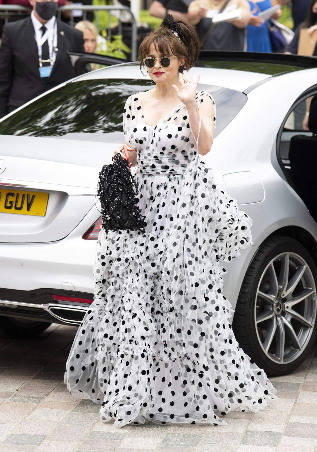Helena Bonham Carter, die für ihre Rolle als Princess Margaret in The Crown als beste Nebendarstellerin nominiert war, erschien im gepunkteten Kleid von Dolce &amp; Gabbana.    
