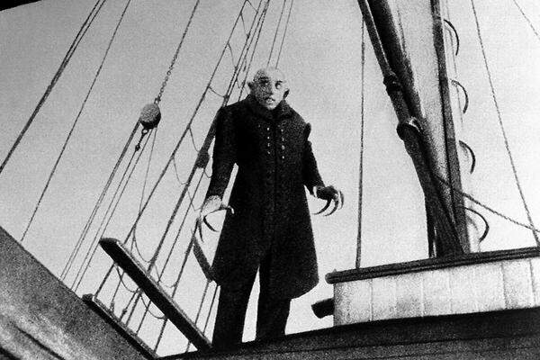 Bereits in der Frühzeit des Kinos wurde der Vampir zum Leinwandhelden: 1909 erschien "Vampire of the Coast". 13 Jahre später prägte Schauspieler Max Schreck in Friedrich von Murnaus Klassiker "Nosferatu" das Bild des Vampirs.