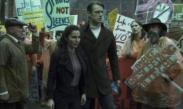 Takeshi Kovacs (Joel Kinnaman) und Polizistin Kristin Ortega (Martha Higareda) geraten auf der Mörder-Jagd in eine Demonstration gegen das Unsterblichkeitsprogramm.