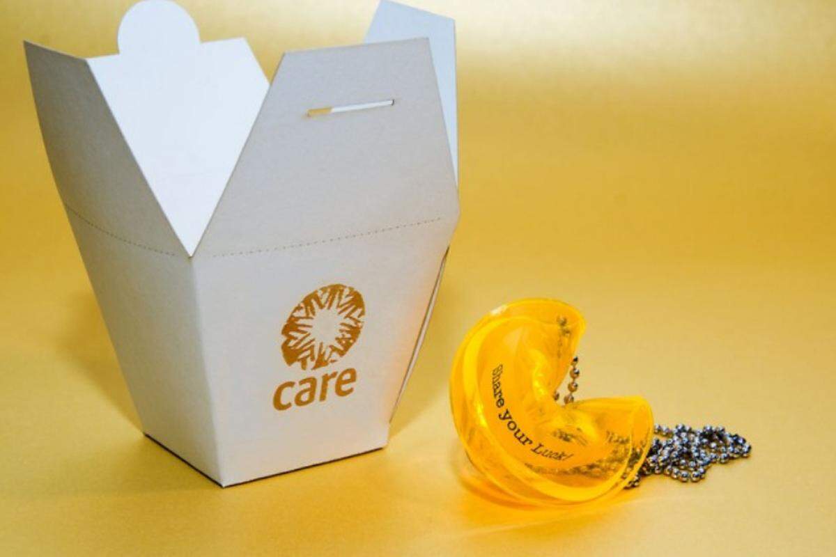 Die eingeschlossene Weisheit in den chinesischen Glückskeksen aus Acrylgras, die an den Ketten von Anja Schober baumeln, kann man personalisieren lassen.  www.heartware.at, ab 26 Euro